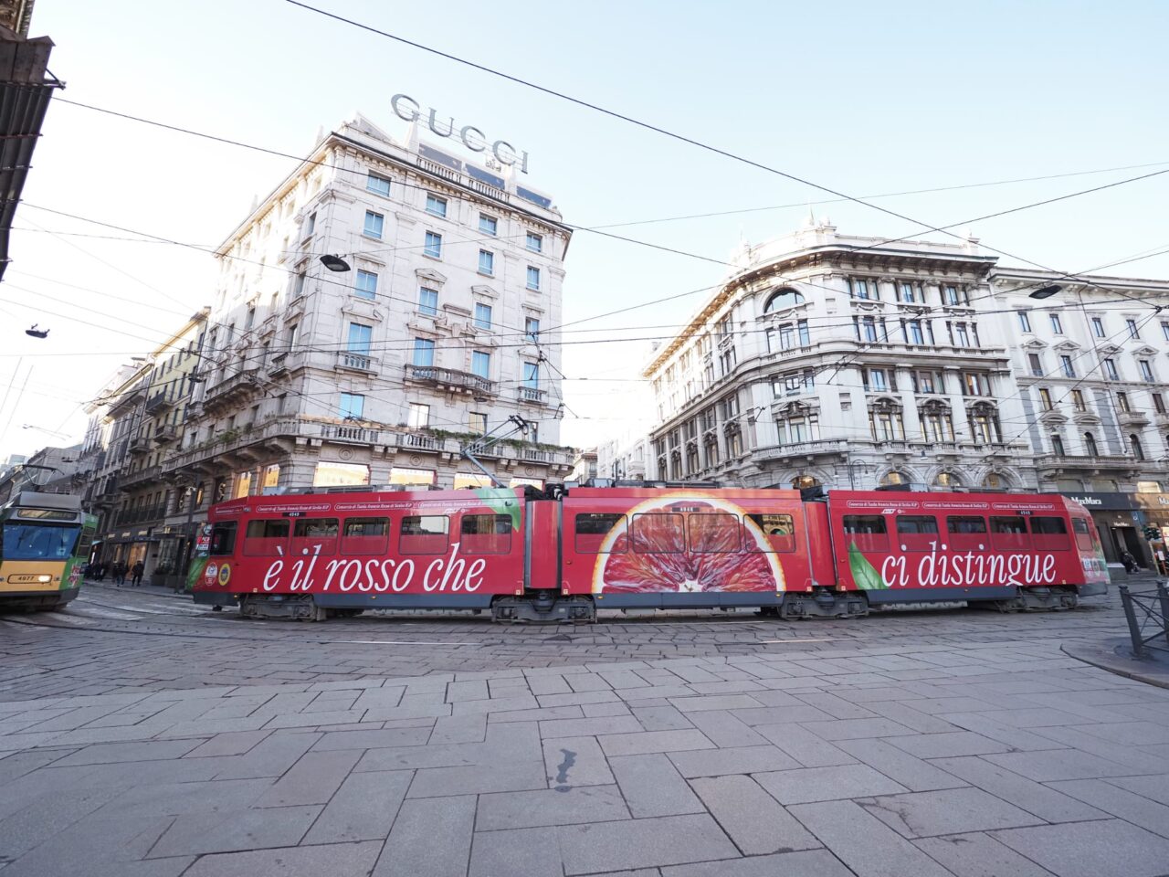 “E’ il rosso che ci distingue”: l’Arancia Rossa di Sicilia IGP colora i tram di Milano