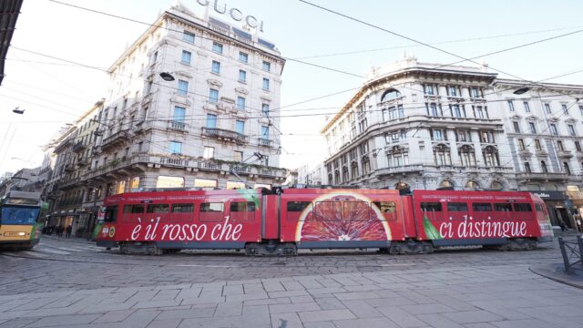 “E’ il rosso che ci distingue”: l’Arancia Rossa di Sicilia IGP colora i tram di Milano